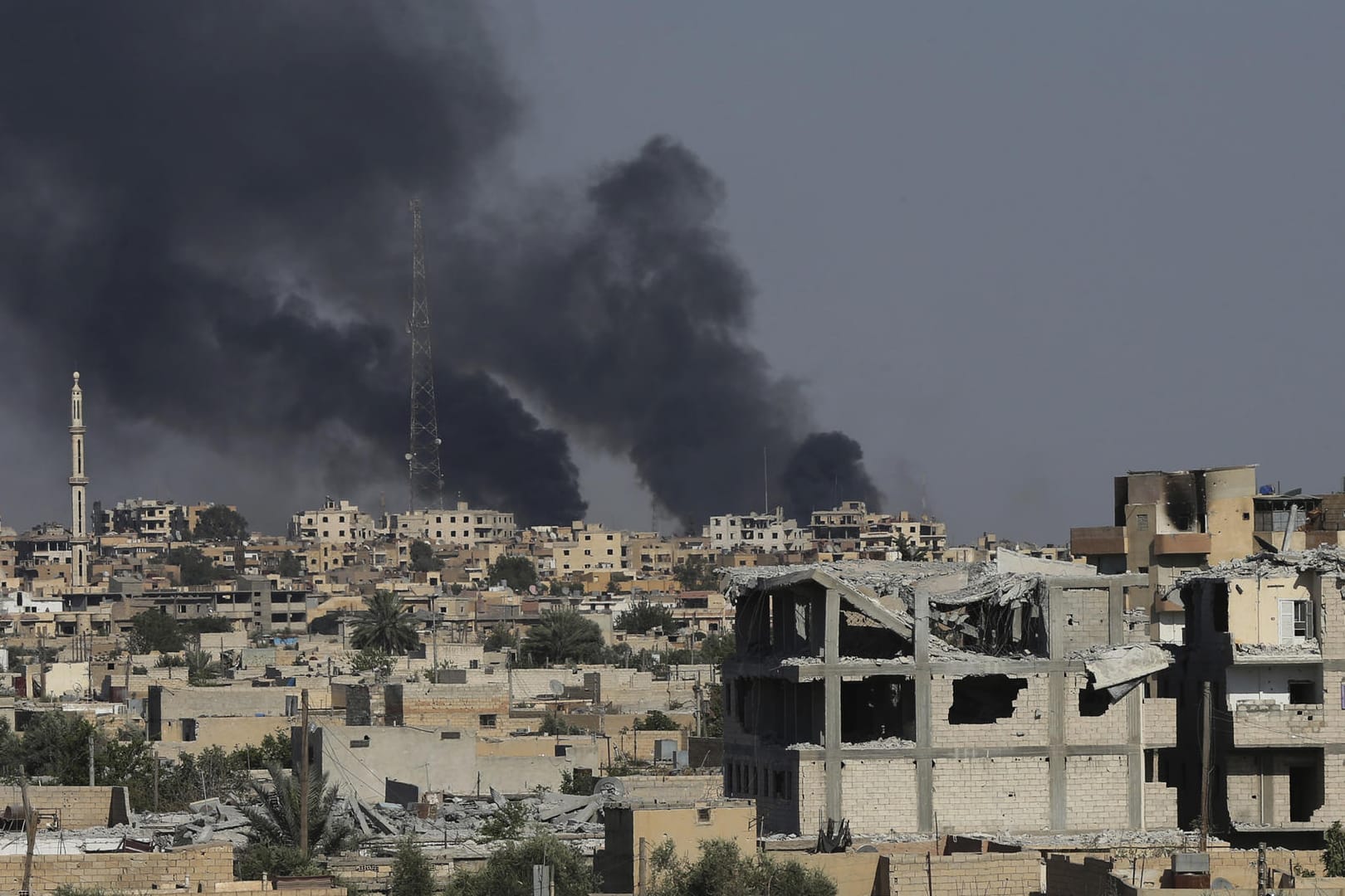 Schwarzer Rauch steigt in Al-Rakka auf. Die Stadt ist Schauplatz der Gefechte zwischen Soldaten der Syrischen Demokratischen Kräfte (SDF) und der Terrormiliz Islamischer Staat (IS). (Symblobild)