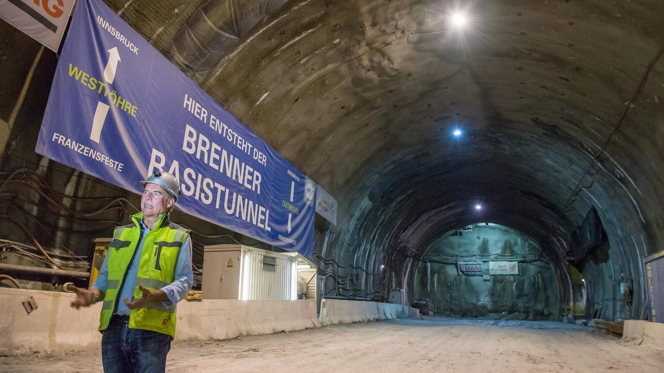 Zwischen Österreich und Italien entsteht zur Zeit für zehn Milliarden Euro der mit 64 Kilometern längste Tunnel der Welt, der 2026 fertig gestellt werden soll.