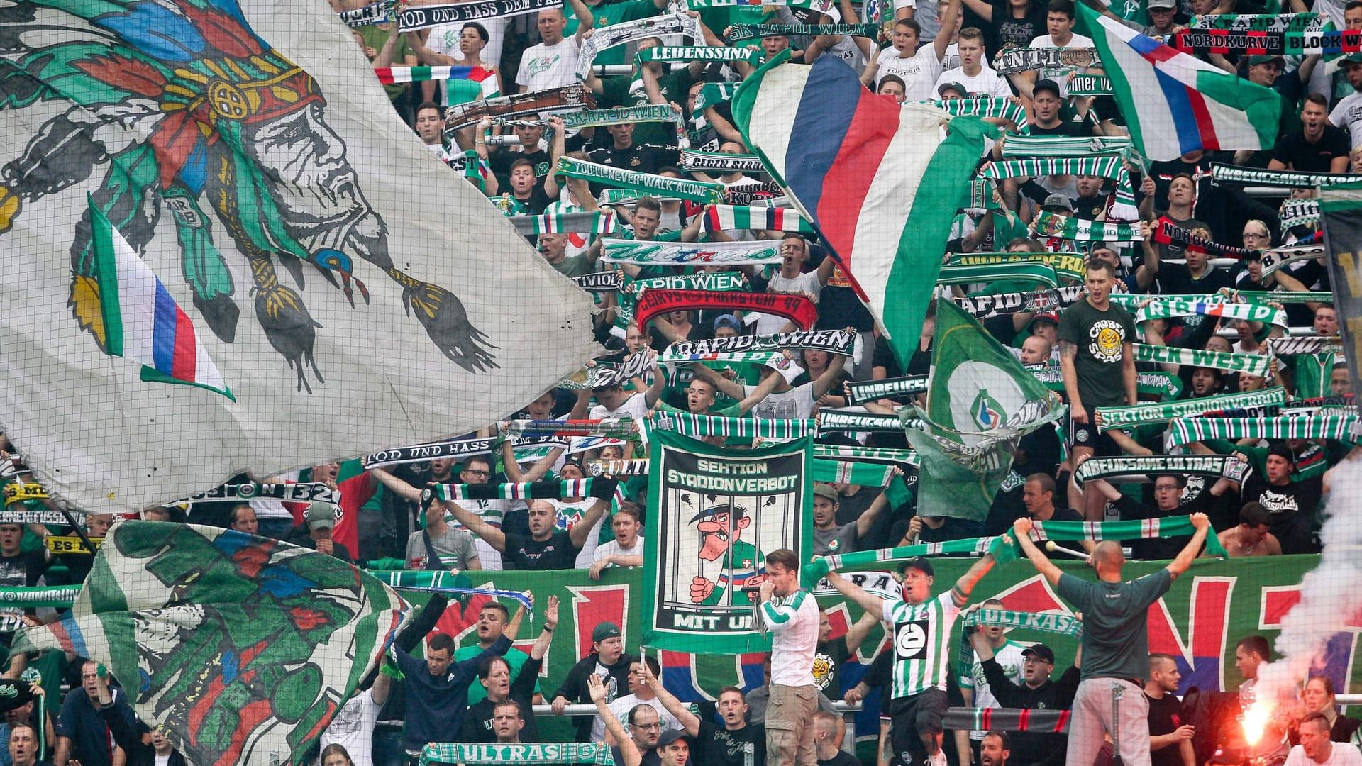 Der verurteilte Fan war ein Anhänger von Rapid Wien, hier der Fan-Block beim Spiel gegen Sturm Graz.