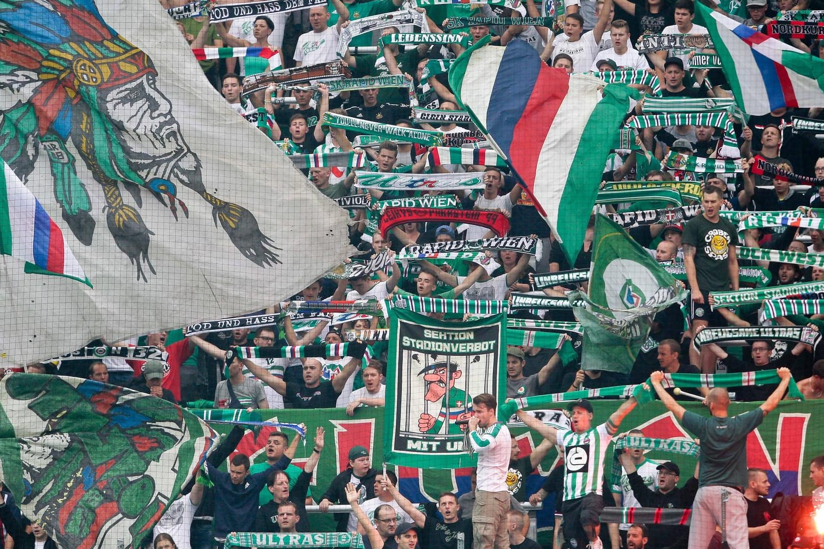 Der verurteilte Fan war ein Anhänger von Rapid Wien, hier der Fan-Block beim Spiel gegen Sturm Graz.