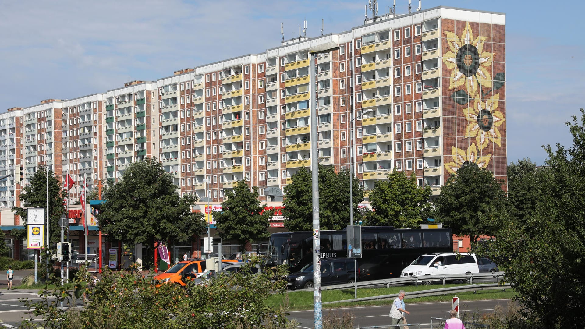 Das Sonnenblumenhaus in Rostock-Lichtenhagen, das im August 1992 Schauplatz ausländerfeindlicher Krawalle war, aufgenommen am 15.08.2017.