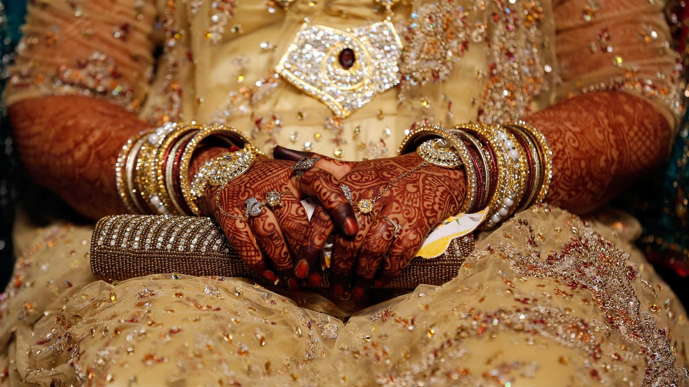 Indiens Oberster Gerichtshof hat die islamische Scheidung durch das Verstoßen der Frau verboten. Eine Ehe zwischen Muslimen galt in Indien bisher als geschieden, wenn der Mann drei Mal innerhalb kurzer Zeit das Wort «Talaq» (Verstoßung) aussprach.
