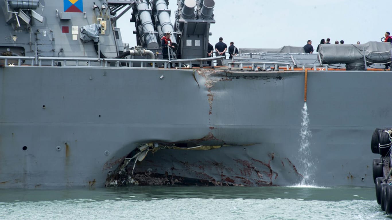 Der Lenkwaffenzerstörer "USS John S. McCain" ist bei der Kollision schwer beschädigt worden.