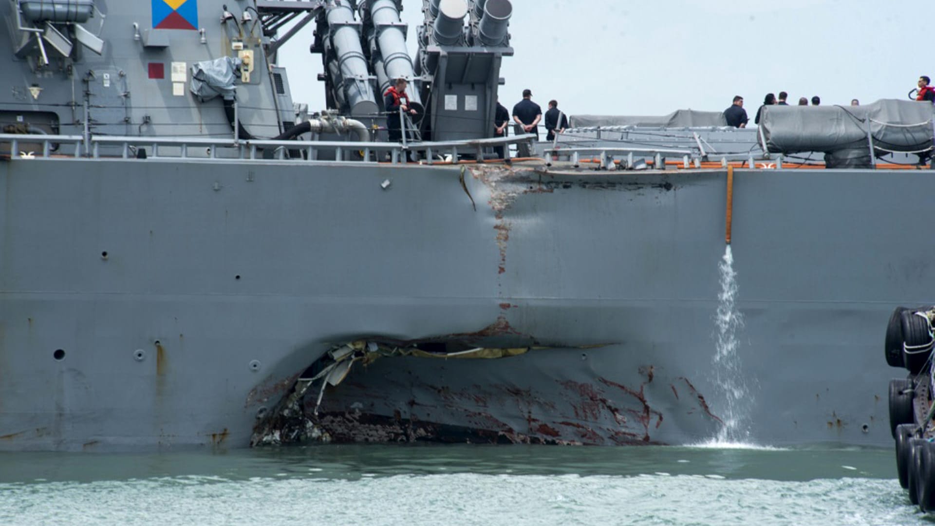 Der Lenkwaffenzerstörer "USS John S. McCain" ist bei der Kollision schwer beschädigt worden. Der Lenkwaffenzerstörer "USS John S. McCain" ist bei der Kollision schwer beschädigt worden.