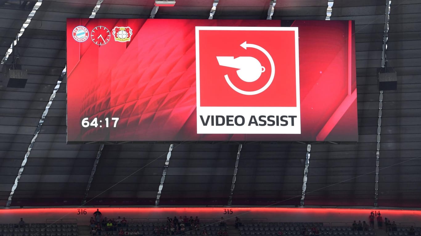 Im Einsatz: Gleich zum Saisonauftakt beim Spiel zwischen dem FC Bayern und Bayer Leverkusen wurde der Videobeweis genutzt.