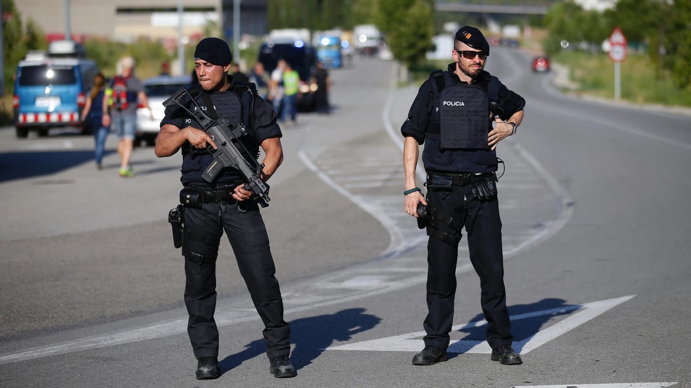 Die katalanische Polizei hat nach dem Anschlag von Barcelona in der Nähe der Stadt einen verdächtigen Mann getötet.