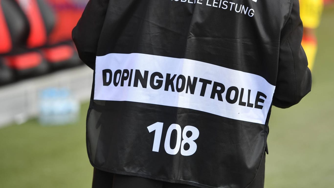 Ein Kontrolleur der deutschen Nationalen Anti Doping Agentur (Nada).