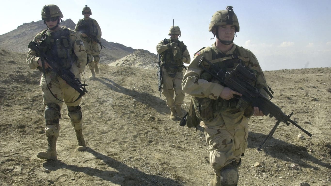 US-Soldaten patrouillieren im Jahr 2003 in der Nähe der US-Militärbasis Bagram (Afghanistan).