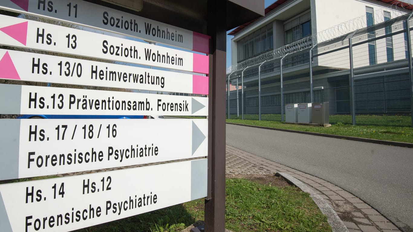 Blick auf das Gebäude der forensischen Psychiatrie am Bezirksklinikum Ansbach.
