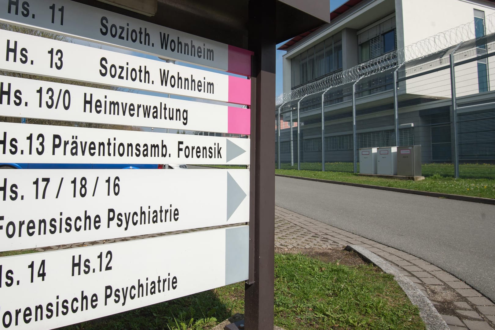 Blick auf das Gebäude der forensischen Psychiatrie am Bezirksklinikum Ansbach.