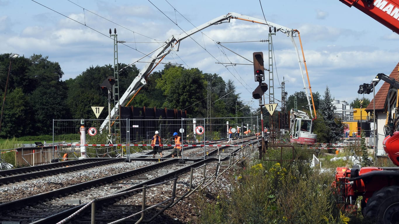 An der Baustelle des Bahntunnels Rastatt haben sich Bahngleise abgesenkt.