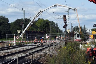 An der Baustelle des Bahntunnels Rastatt haben sich Bahngleise abgesenkt.