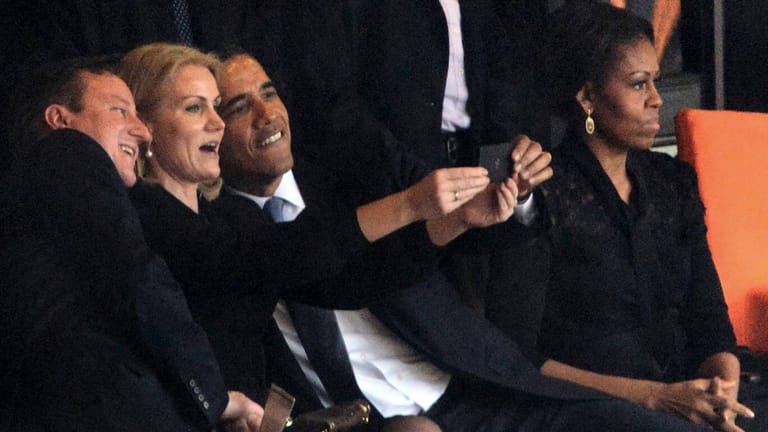 Der ehemalige US Präsident Barack Obama, der britische Ex-Premier David Cameron und Dänemarks damalige Premierministerin Helle Thorning Schmidt posieren für ein Selfie auf Nelson Mandelas Beerdigung.