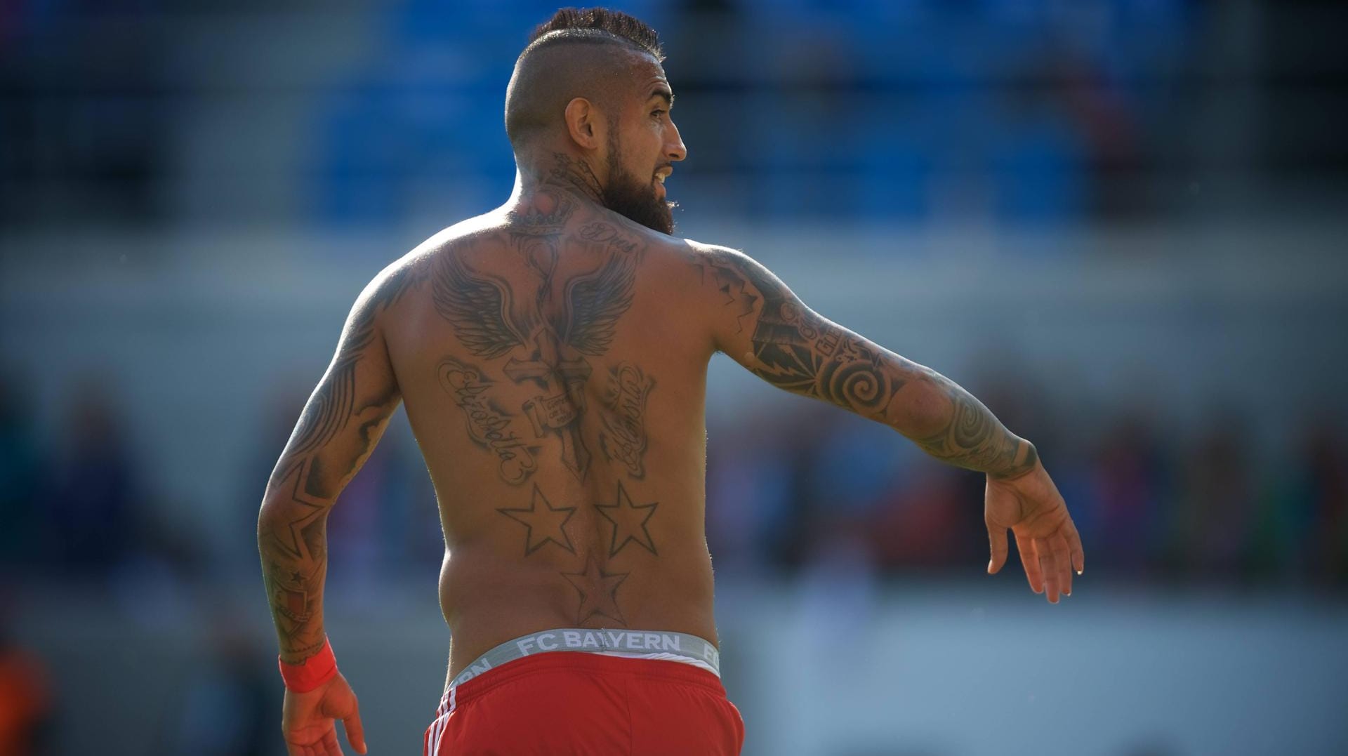 Viele Bundesligaspieler sind tätowiert. Bayerns Arturo Vidal mag seinen Körperschmuck offensichtlich besonders gerne.