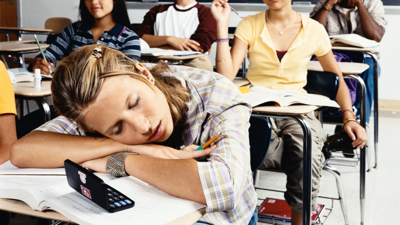 Klassenzimmer mit schlafender Schülerin