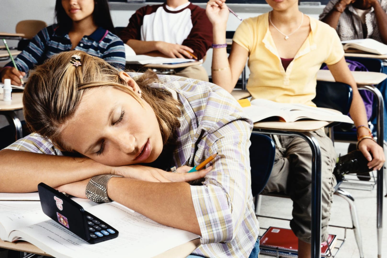 Klassenzimmer mit schlafender Schülerin