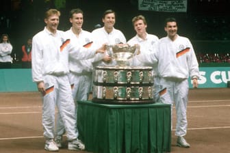 Das deutsche Davis-Cup-Team um Boris Becker, Patrik Kühnen, Teamchef Niki Pilic, Eric Jelen und Carl-Uwe Steeb (v.l.) besiegte 1988 sensationell Titelverteidiger Schweden in Göteborg.