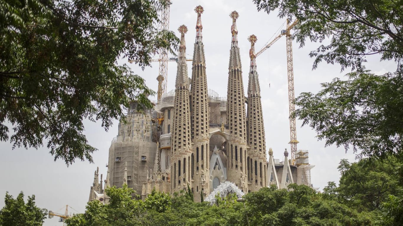 Die unvollendete Basilika Sagrada Familia des Architekten Antoni Gaudí gehört zu den bekanntesten Sehenswürdigkeiten Barcelonas.