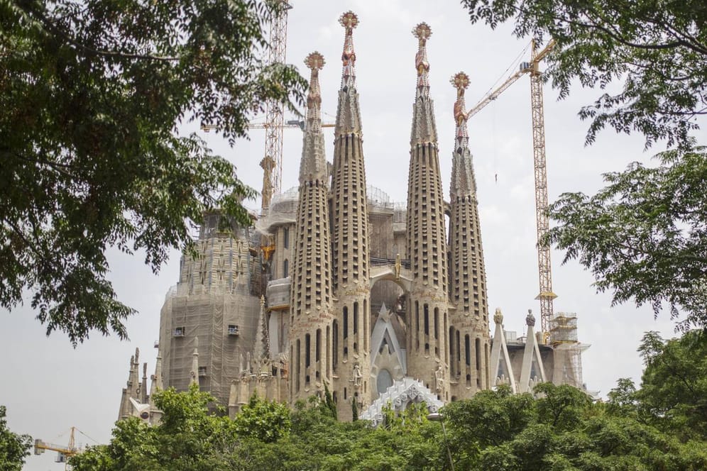 Die unvollendete Basilika Sagrada Familia des Architekten Antoni Gaudí gehört zu den bekanntesten Sehenswürdigkeiten Barcelonas.