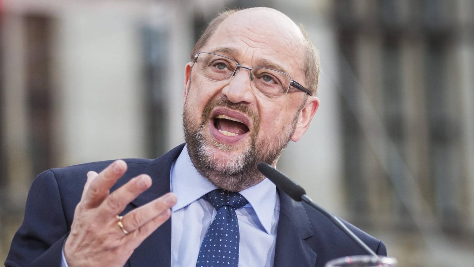 SPD-Kanzlerkandidat Martin Schulz spricht bei einer Wahlkampfkundgebung in Bremen.