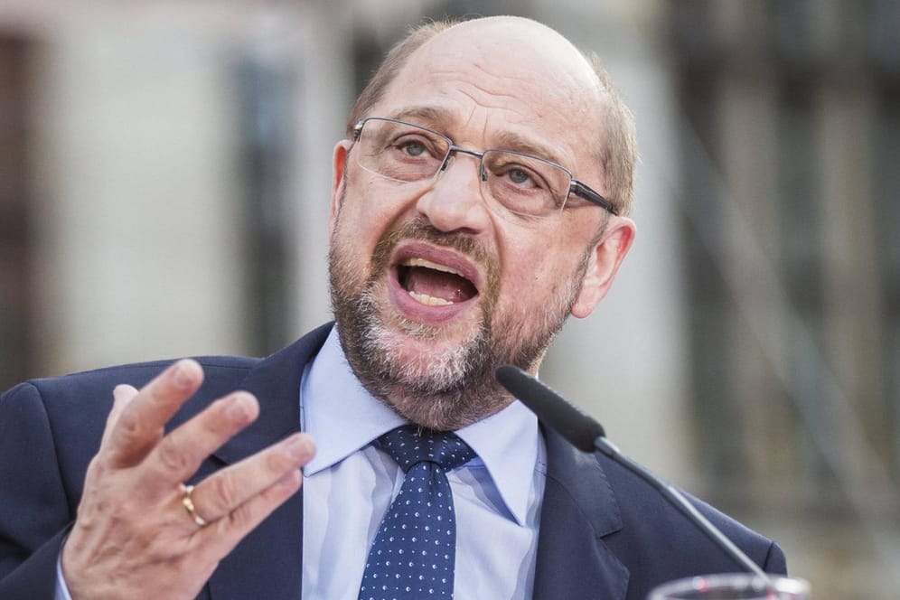 SPD-Kanzlerkandidat Martin Schulz spricht bei einer Wahlkampfkundgebung in Bremen.