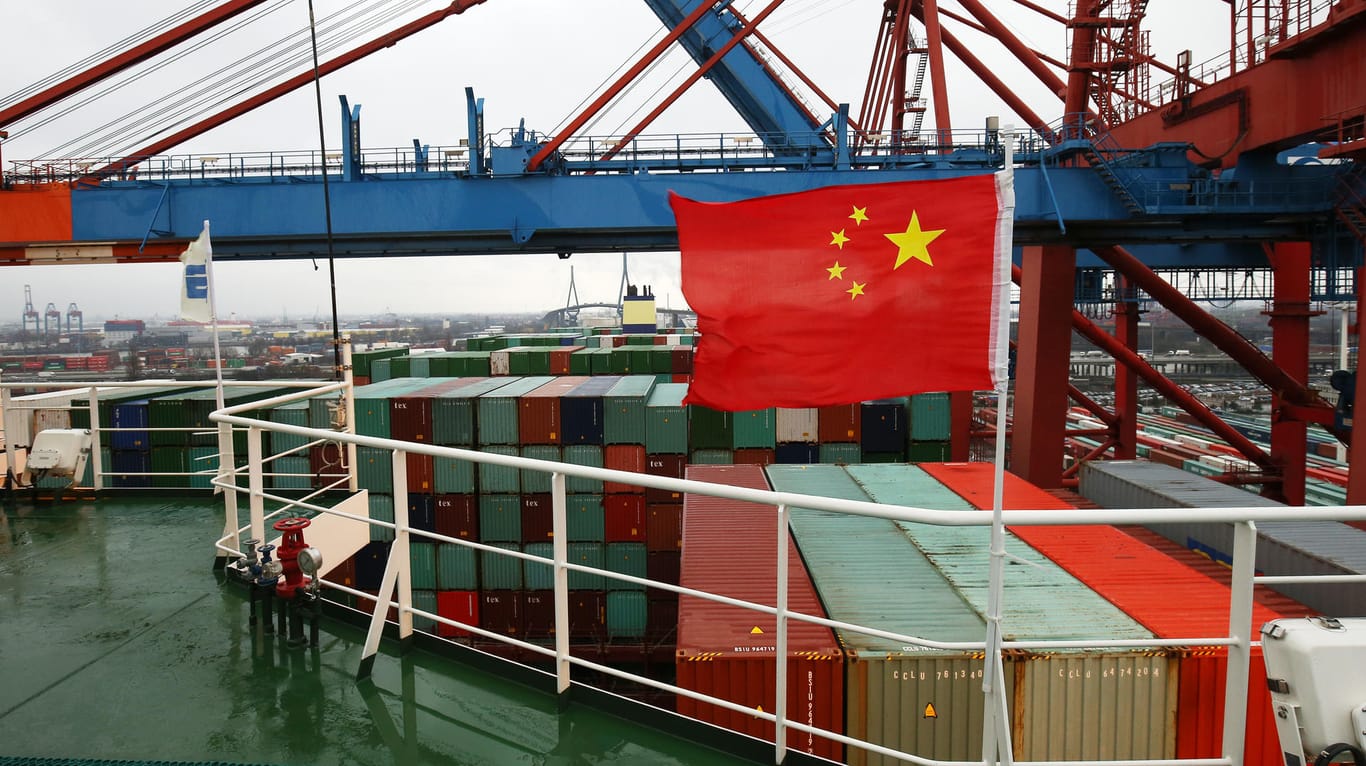 Die chinesische Flagge weht auf der Brücke des Containerschiffs «CSCL Globe» der Reederei China Shipping Group.