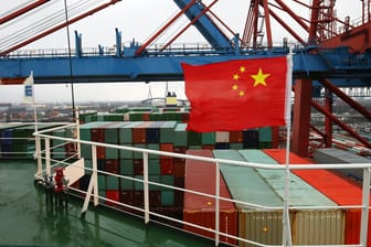Die chinesische Flagge weht auf der Brücke des Containerschiffs «CSCL Globe» der Reederei China Shipping Group.