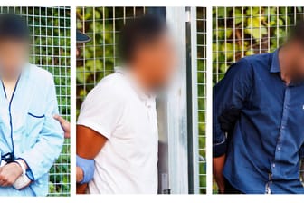 Die Bildkombo zeigt festgenommenen Mitglieder der Terrorzelle von Katalonien, die zu einer Anhörung in Madrid gebracht werden.