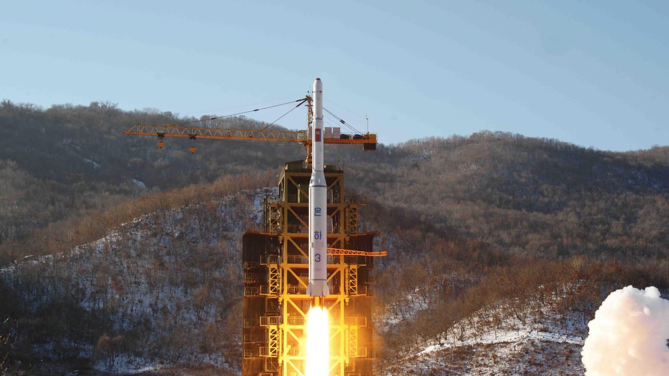 Der nordkoreanische Machthaber Kim Jong Un hat anscheinend eine verstärkte Produktion von Sprengköpfen und Raketentriebwerken angeordnet.