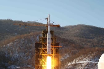 Der nordkoreanische Machthaber Kim Jong Un hat anscheinend eine verstärkte Produktion von Sprengköpfen und Raketentriebwerken angeordnet.