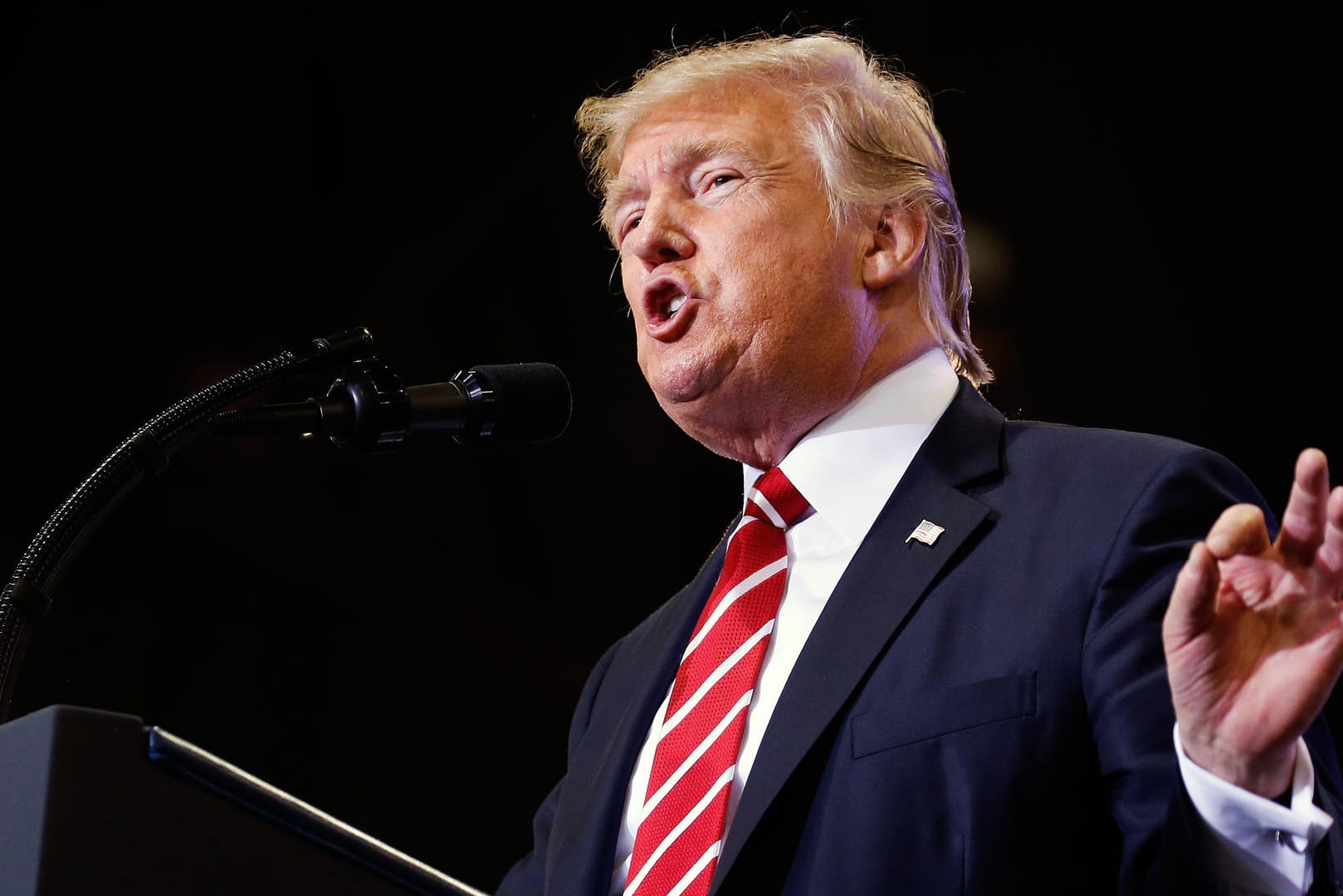 US Präsident Donald Trump spricht vor Anhängern in Phoenix (US-Staat Arizona).