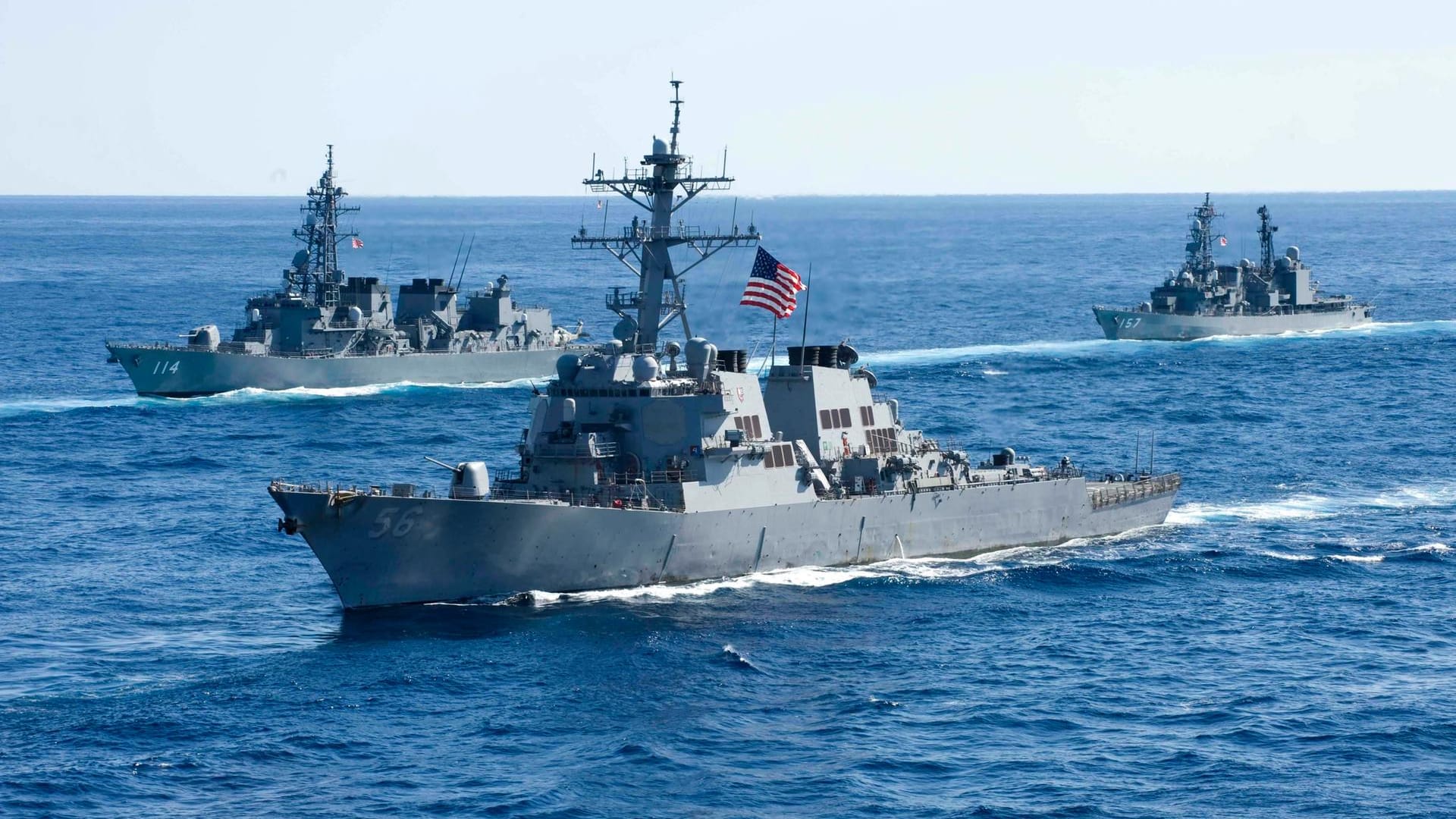 Der US-Zerstörer «USS John S. McCain» war östlich von Singapur mit einem großen Tanker kollidiert. Der US-Zerstörer «USS John S. McCain» war östlich von Singapur mit einem großen Tanker kollidiert.