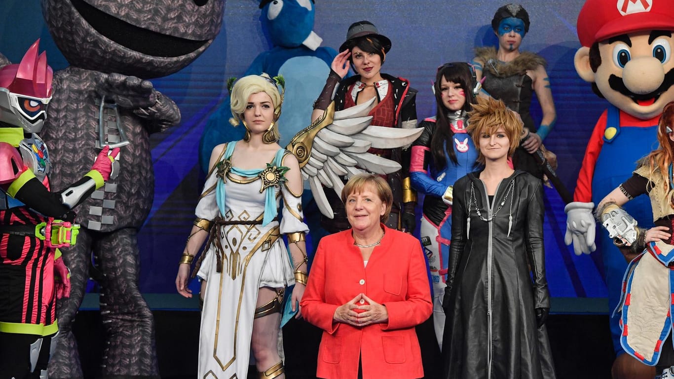 Angela Merkel mit Cosplayern bei der Eröffnung der Gamescom.