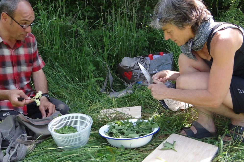 Christophe Anglade und Marie Claire wissen, was sich aus den Wildkräutern der Auvergne für kulinarische Leckereien zaubern lassen.