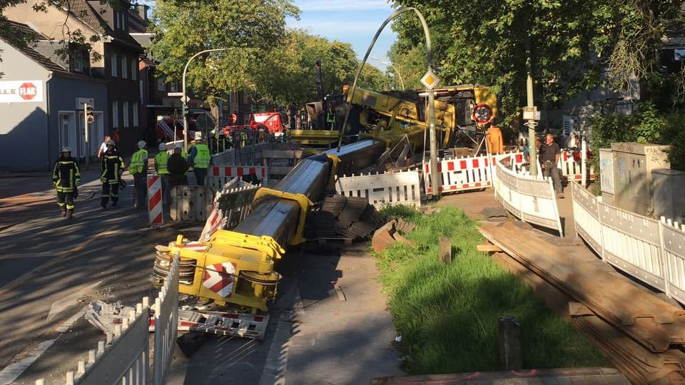 Die Ausrüstung der Feuerwehr in Duisburg reichte für die Bergung des Krans nicht aus, so dass eine Spezialfirma beauftragt werden musste.