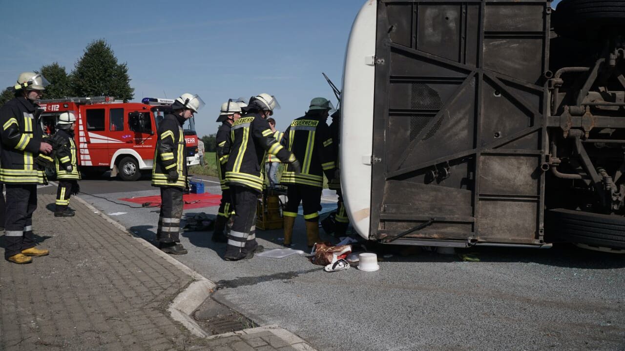 Polizei und Retter waren mit einem Großaufgebot an der Unfallstelle.