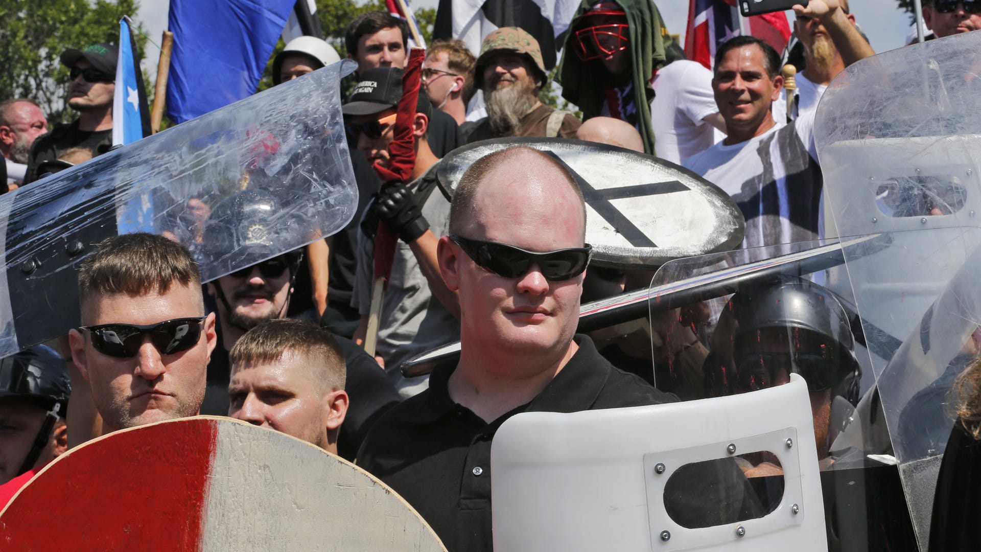 Rechtsextremistische Demonstranten versammeln sich in Charlottesville (USA). Rechtsextremistische Demonstranten versammeln sich in Charlottesville (USA).