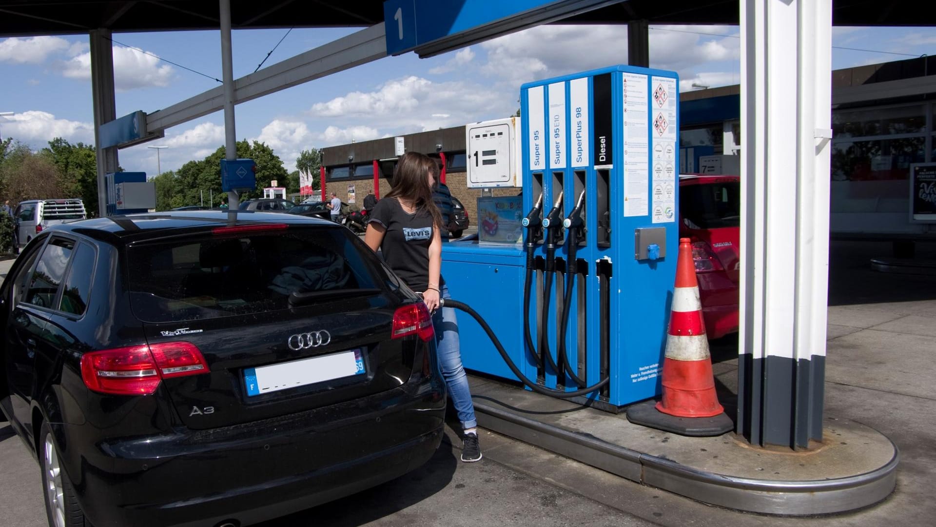 Im Saarland und in Rheinland-Pfalz ist Tanken besonders teuer. Im Saarland und in Rheinland-Pfalz ist Tanken besonders teuer.