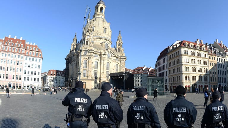 Polizisten im Februar 2015 vor der Frauenkirche in Dresden.