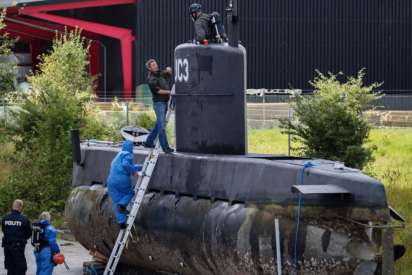 Dänische Polizisten untersuchen das U-Boot "Nautilus" nach dessen Bergung in Kopenhagen.