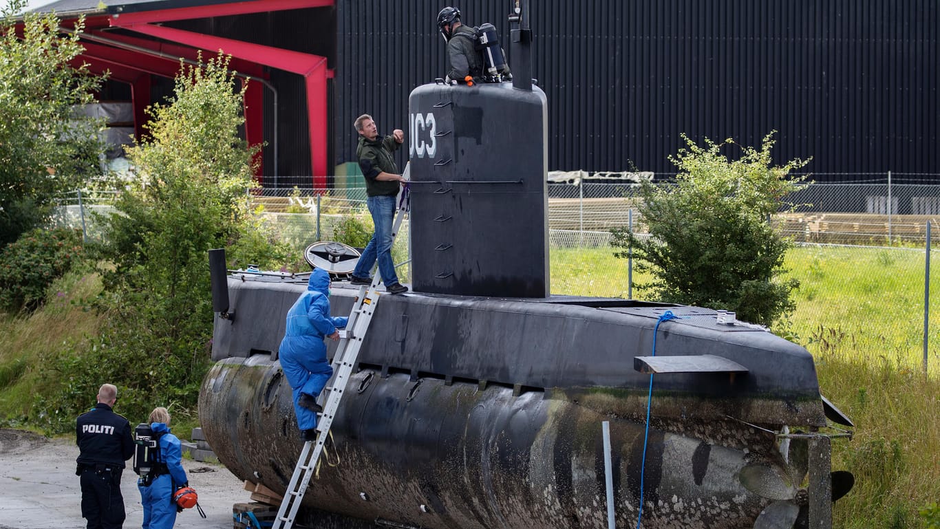 Dänische Polizisten untersuchen das U-Boot "Nautilus" nach dessen Bergung in Kopenhagen.