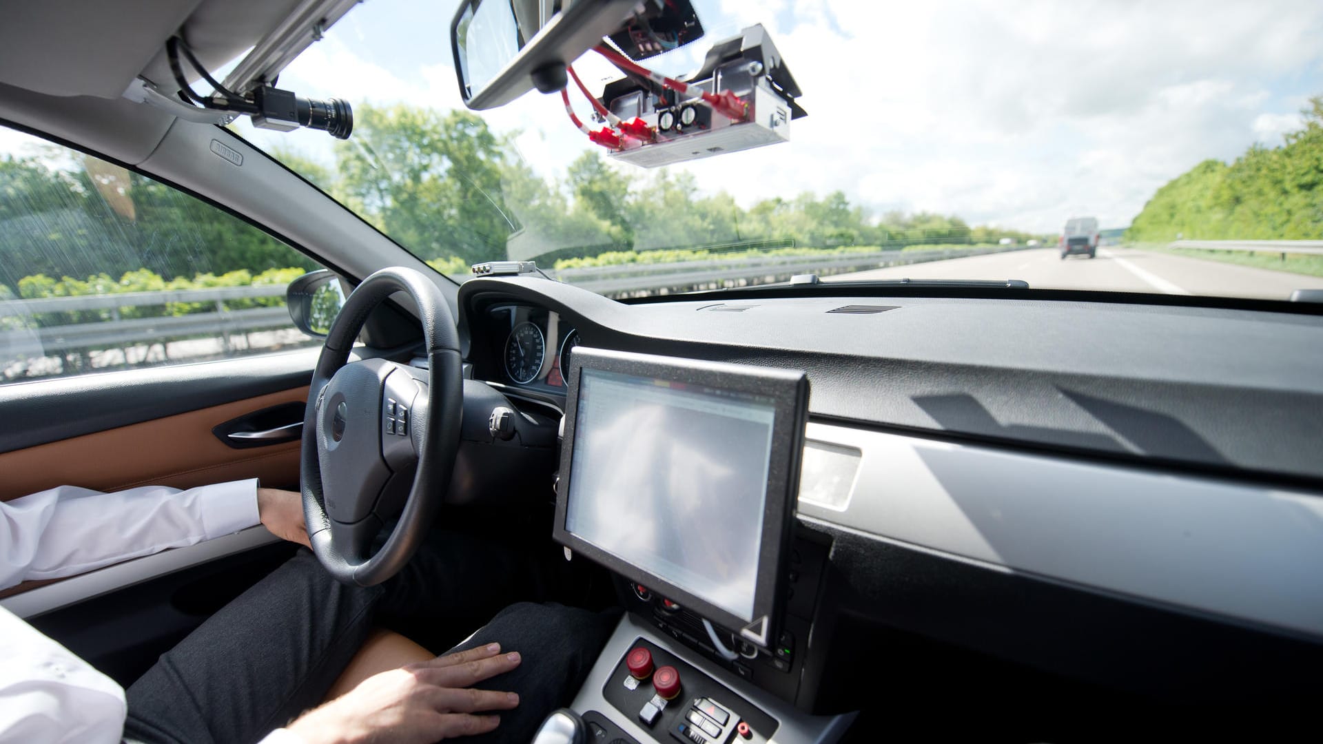 Ein autonomes Kraftfahrzeug würde niemals über eine durchgezogene Linie fahren, Menschen tun das ständig.