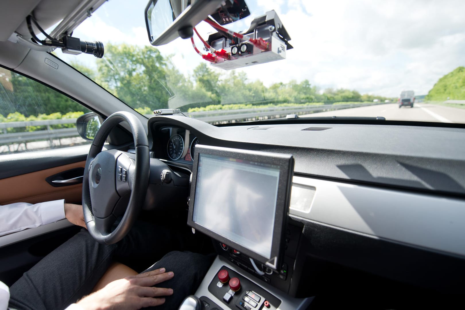 Ein autonomes Kraftfahrzeug würde niemals über eine durchgezogene Linie fahren, Menschen tun das ständig.