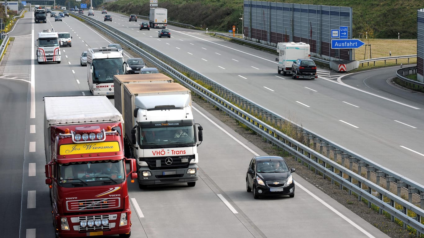 Lastwagen und PKW's nutzen die sechs Spuren auf der Autobahn A1 bei Sittensen zwischen Hamburg und Bremen. Die A1 wurde hier seit 2008 von vier auf sechs Spuren umgebaut und erweitert.