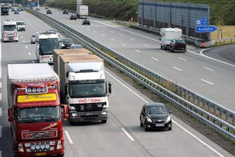 Lastwagen und PKW's nutzen die sechs Spuren auf der Autobahn A1 bei Sittensen zwischen Hamburg und Bremen. Die A1 wurde hier seit 2008 von vier auf sechs Spuren umgebaut und erweitert.