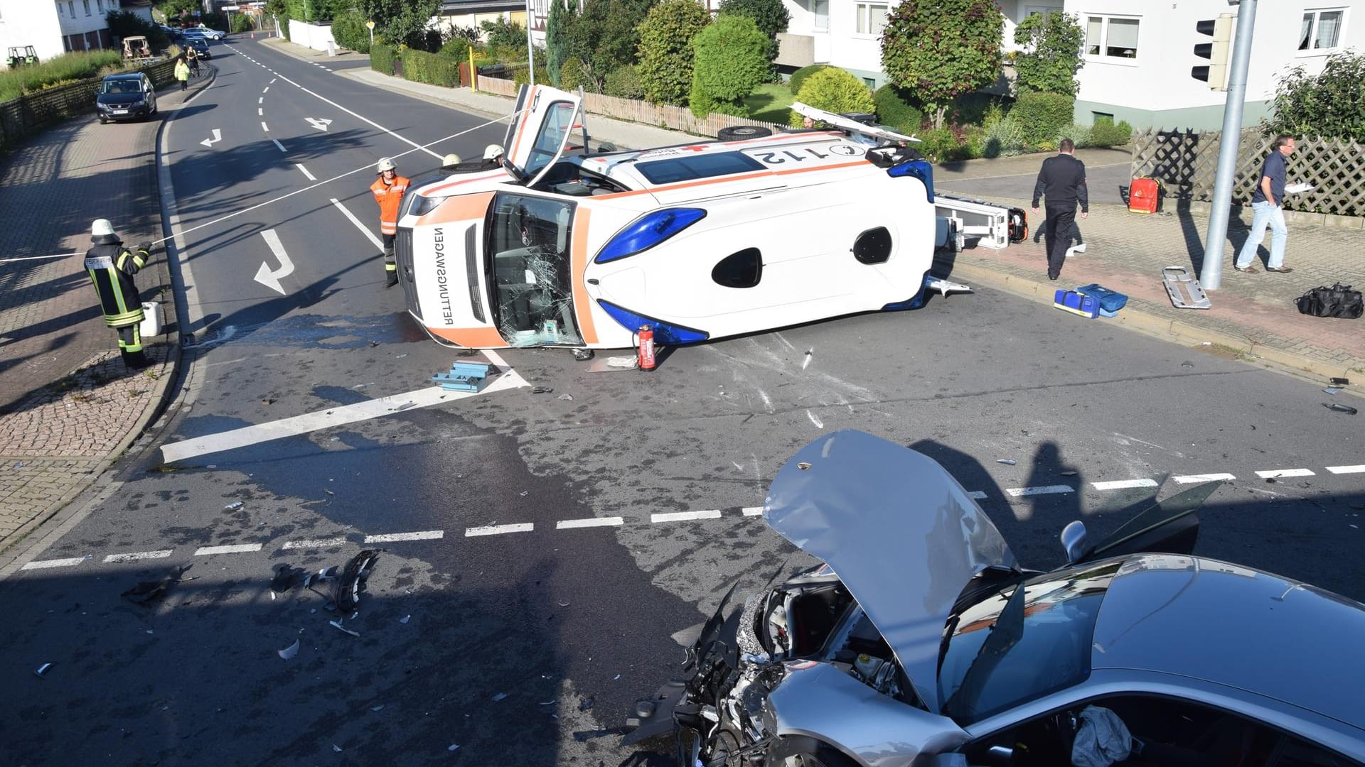 Rettungskräfte stehen um den verunfallten Rettungswagen.