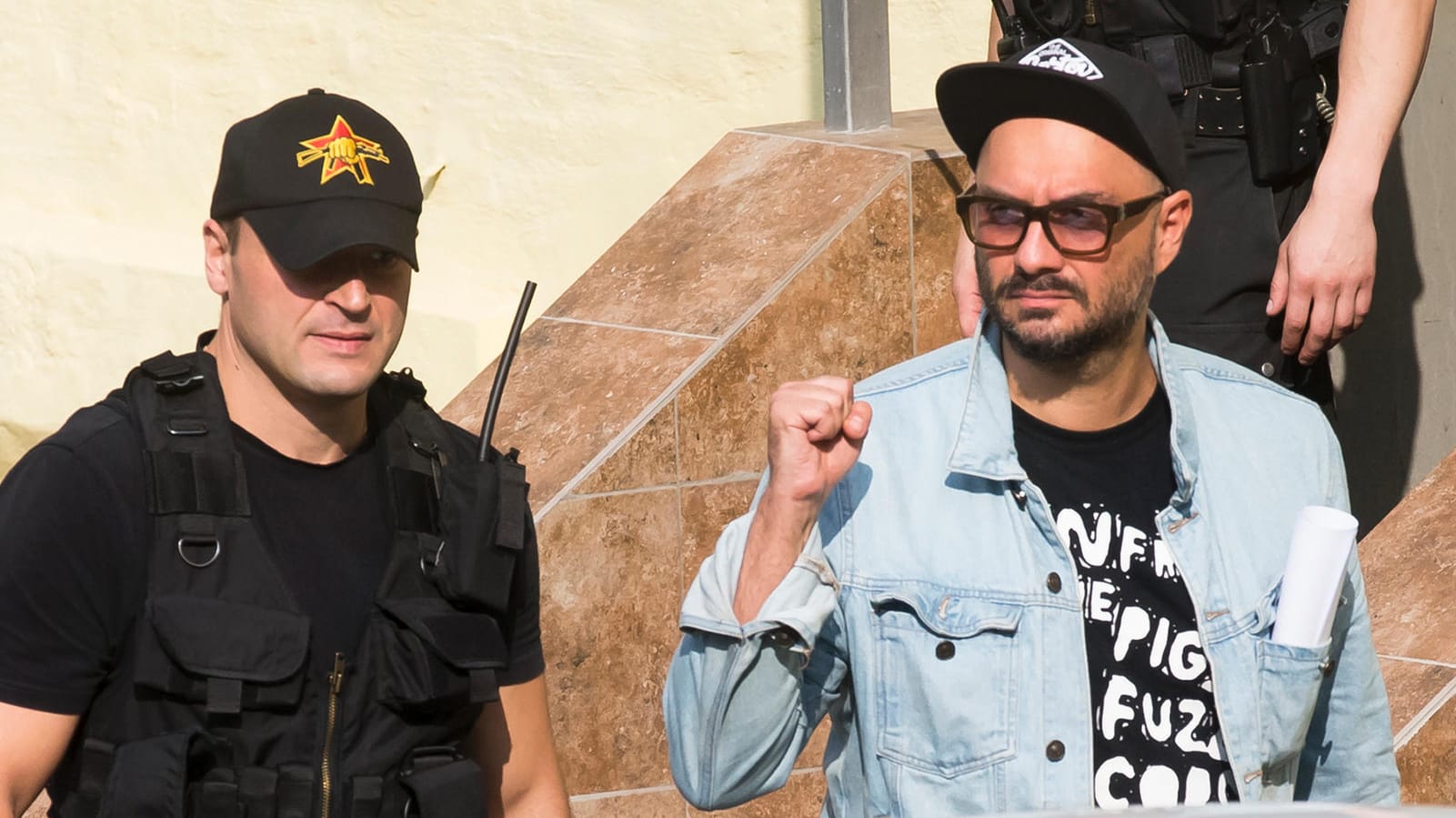 Kirill Serebrennikow verlässt mit erhobener das Gerichtsgebäude in Moskau. Kirill Serebrennikow verlässt mit erhobener das Gerichtsgebäude in Moskau.