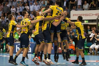 Die Spieler der Rhein-Neckar Löwen feiern den ersten Titel der Saison.