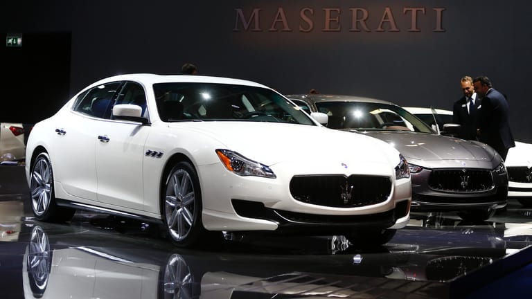 Luxusautos von Maserati bei einer Automesse.