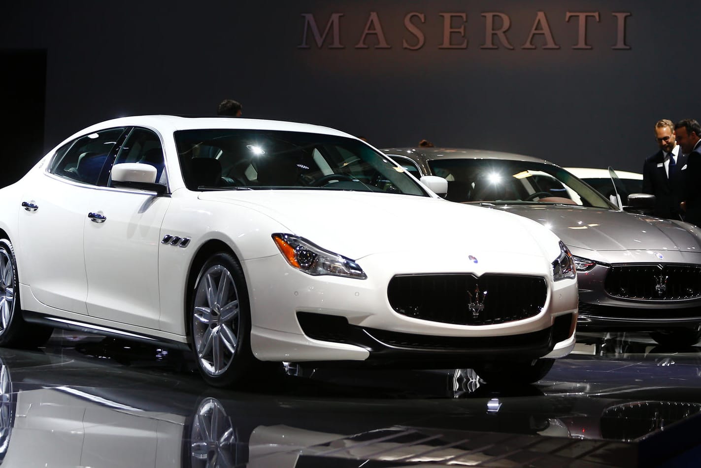 Luxusautos von Maserati bei einer Automesse.